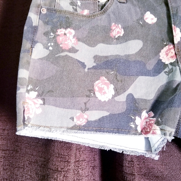 NWT, YMI Grey Floral Camo Cutoff Jean Shorts - Picture 5 of 10